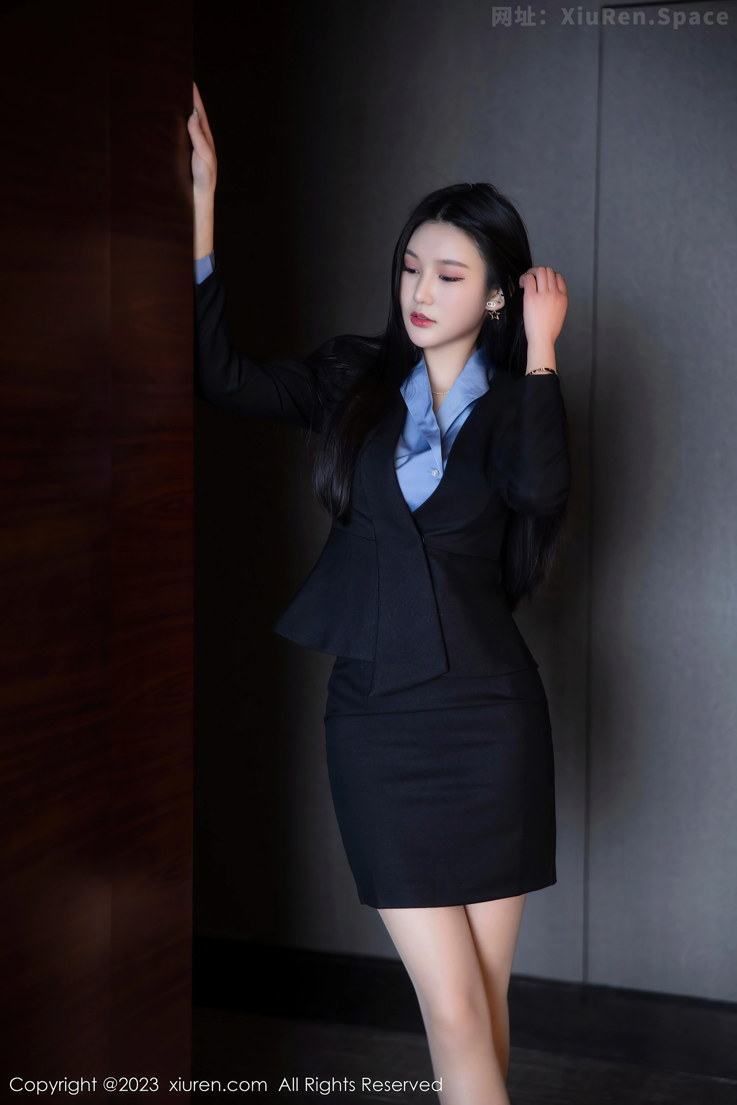 图片[2]-[XiuRen秀人网]2023.02.09 VOL.6244 laura阿姣 黑色抹胸礼服裙加黑丝美腿性感私房写真集-秀人网官方网站